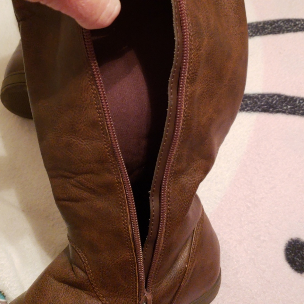 Boots - Picture 3 of 4